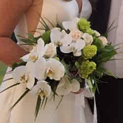 Beyaz Orkide ve Güllerden Gelin El Çiçeği